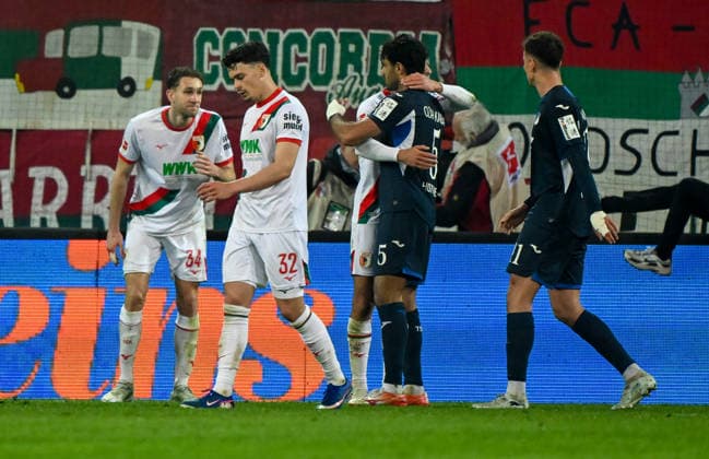 10.04.2026, xemx, Fussball 1.Bundesliga, FC Augsburg - TSG Hoffenheim v.l. Mannschaft, Spieler, enttaeuscht, enttaeuscht schauend nach Spielende, dissapointed at the end of the match (DFL DFB REGULATIONS PROHIBIT ANY USE OF PHOTOGRAPHS as IMAGE SEQUENCES and or QUASI-VIDEO) Augsburg *** 10 04 2026, xemx, Fussball 1 Bundesliga, FC Augsburg TSG Hoffenheim v l Mannschaft, Spieler, enttaeuscht, enttaeuscht schauenend nach Spielende, dissapointed at the end of the match DFL DFB REGULATIONS PROHIBIT ANY USE OF PHOTOGRAPHS as IMAGE SEQUENCES and or QUASI VIDEO Augsburg