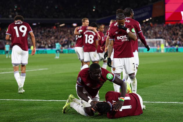 London, England, 10th April 2026. Valentin Castellanos (R) of West Ham United celebrates after scoring to make it 3-0 during the West Ham United vs Wolverhampton Wanderers Premier League match at the London Stadium, London. Picture credit should read: Paul Terry Sportimage EDITORIAL USE ONLY. No use with unauthorised audio, video, data, fixture lists, club league logos or live services. Online in-match use limited to 120 images, no video emulation. No use in betting, games or single club league player publications. SPI_025_PT_West_Ham_Wolves SPI-4675-0025