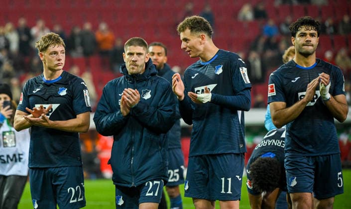 10.04.2026, xemx, Fussball 1.Bundesliga, FC Augsburg - TSG Hoffenheim v.l. Mannschaft, Spieler, enttaeuscht, enttaeuscht schauend nach Spielende, dissapointed at the end of the match (DFL DFB REGULATIONS PROHIBIT ANY USE OF PHOTOGRAPHS as IMAGE SEQUENCES and or QUASI-VIDEO) Augsburg *** 10 04 2026, xemx, Fussball 1 Bundesliga, FC Augsburg TSG Hoffenheim v l Mannschaft, Spieler, enttaeuscht, enttaeuscht schauenend nach Spielende, dissapointed at the end of the match DFL DFB REGULATIONS PROHIBIT ANY USE OF PHOTOGRAPHS as IMAGE SEQUENCES and or QUASI VIDEO Augsburg