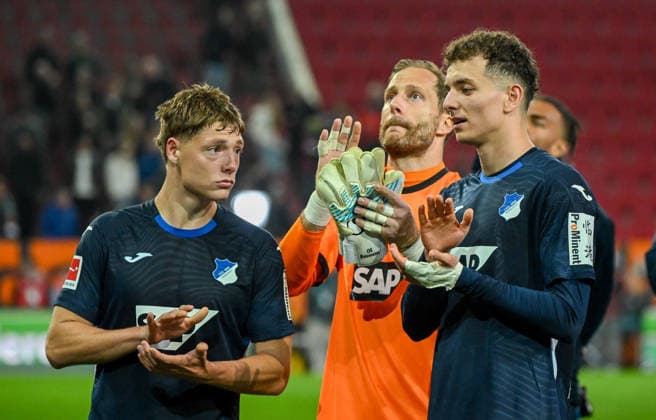 10.04.2026, xemx, Fussball 1.Bundesliga, FC Augsburg - TSG Hoffenheim v.l. Mannschaft, Spieler, enttaeuscht, enttaeuscht schauend nach Spielende, dissapointed at the end of the match (DFL DFB REGULATIONS PROHIBIT ANY USE OF PHOTOGRAPHS as IMAGE SEQUENCES and or QUASI-VIDEO) Augsburg *** 10 04 2026, xemx, Fussball 1 Bundesliga, FC Augsburg TSG Hoffenheim v l Mannschaft, Spieler, enttaeuscht, enttaeuscht schauenend nach Spielende, dissapointed at the end of the match DFL DFB REGULATIONS PROHIBIT ANY USE OF PHOTOGRAPHS as IMAGE SEQUENCES and or QUASI VIDEO Augsburg