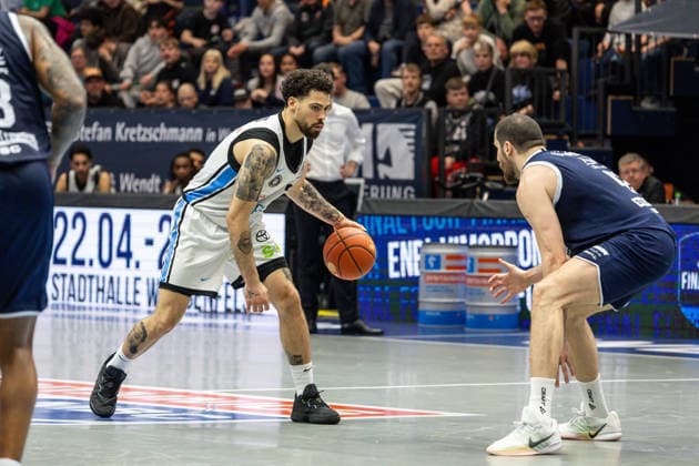 GER, easy-Credit Basketball-Bundesliga, Syntainics MBC - Veolia Towers Hamburg. 10.04.2026, Stadthalle, Weißenfels, GER, easy-Credit Basketball-Bundesliga, Syntainics MBC - Veolia Towers Hamburg. Devon Daniels IV (Veolia Towers Hamburg, 21), Nemanja Djurisic (Syntainics MBC, 42) Â Foto Alexander Trienitz Weißenfels Stadthalle Sachsen-Anhalt Deutschland