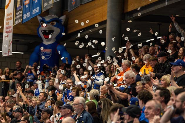 GER, easy-Credit Basketball-Bundesliga, Syntainics MBC - Veolia Towers Hamburg. 10.04.2026, Stadthalle, Weißenfels, GER, easy-Credit Basketball-Bundesliga, Syntainics MBC - Veolia Towers Hamburg. Fans vom Syntainics MBC jubeln über den Sieg Â Foto Alexander Trienitz Weißenfels Stadthalle Sachsen-Anhalt Deutschland