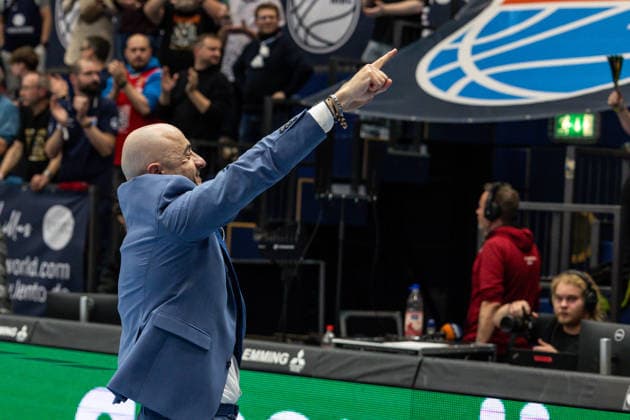 GER, easy-Credit Basketball-Bundesliga, Syntainics MBC - Veolia Towers Hamburg. 10.04.2026, Stadthalle, Weißenfels, GER, easy-Credit Basketball-Bundesliga, Syntainics MBC - Veolia Towers Hamburg. Milenko Bogicevic (Head Coach), Syntainics MBC bedankt sich bei den Fans Â Foto Alexander Trienitz Weißenfels Stadthalle Sachsen-Anhalt Deutschland