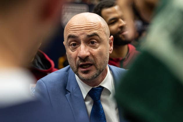 GER, easy-Credit Basketball-Bundesliga, Syntainics MBC - Veolia Towers Hamburg. 10.04.2026, Stadthalle, Weißenfels, GER, easy-Credit Basketball-Bundesliga, Syntainics MBC - Veolia Towers Hamburg. Milenko Bogicevic (Head Coach), Syntainics MBC spricht mit seinen Spielern Â Foto Alexander Trienitz Weißenfels Stadthalle Sachsen-Anhalt Deutschland