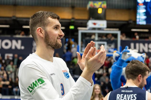 GER, easy-Credit Basketball-Bundesliga, Syntainics MBC - Veolia Towers Hamburg. 10.04.2026, Stadthalle, Weißenfels, GER, easy-Credit Basketball-Bundesliga, Syntainics MBC - Veolia Towers Hamburg. Kresimir Nikic (Syntainics MBC, 9) bedankt sich bei den Fans Â Foto Alexander Trienitz Weißenfels Stadthalle Sachsen-Anhalt Deutschland