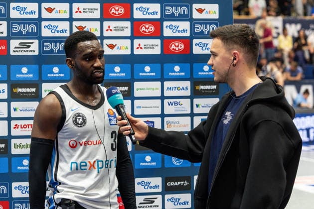 GER, easy-Credit Basketball-Bundesliga, Syntainics MBC - Veolia Towers Hamburg. 10.04.2026, Stadthalle, Weißenfels, GER, easy-Credit Basketball-Bundesliga, Syntainics MBC - Veolia Towers Hamburg. Osaro Rich Igbineweka (Veolia Towers Hamburg, 3) im Interview mit Patrick Fritzsche, von DYN Â Foto Alexander Trienitz Weißenfels Stadthalle Sachsen-Anhalt Deutschland
