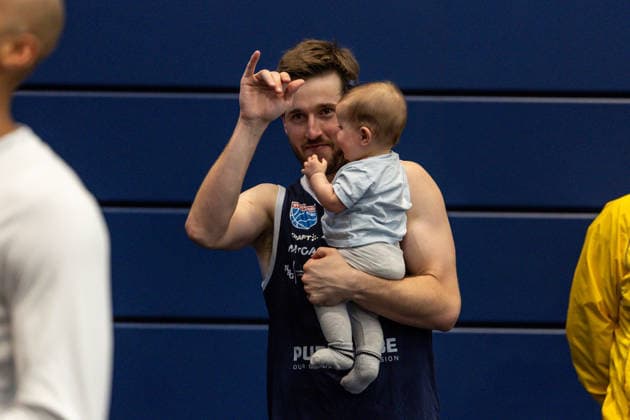 GER, easy-Credit Basketball-Bundesliga, Syntainics MBC - Veolia Towers Hamburg. 10.04.2026, Stadthalle, Weißenfels, GER, easy-Credit Basketball-Bundesliga, Syntainics MBC - Veolia Towers Hamburg. Spencer Reaves (Syntainics MBC, 31) mit seiner Tochter Â Foto Alexander Trienitz Weißenfels Stadthalle Sachsen-Anhalt Deutschland