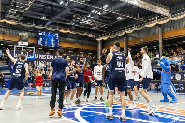 GER, easy-Credit Basketball-Bundesliga, Syntainics MBC - Veolia Towers Hamburg. 10.04.2026, Stadthalle, Weißenfels, GER, easy-Credit Basketball-Bundesliga, Syntainics MBC - Veolia Towers Hamburg. Das Team vom Syntainics MBC jubelt Â Foto Alexander Trienitz Weißenfels Stadthalle Sachsen-Anhalt Deutschland