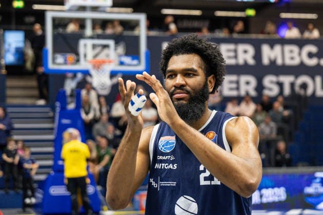 GER, easy-Credit Basketball-Bundesliga, Syntainics MBC - Veolia Towers Hamburg. 10.04.2026, Stadthalle, Weißenfels, GER, easy-Credit Basketball-Bundesliga, Syntainics MBC - Veolia Towers Hamburg. RJ Gunn (Syntainics MBC, 21) bedankt sich bei den Fans Â Foto Alexander Trienitz Weißenfels Stadthalle Sachsen-Anhalt Deutschland