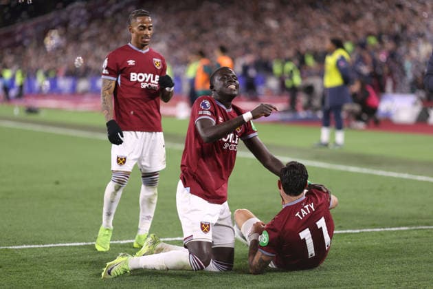 West Ham v Wolves 10 April 2026, London - Premier League Football - West Ham United v Wolverhampton Wanderers - El Hadji Malick Diouf of West Ham United celebrates there third goal with goalscorer Taty Castellanos - Photo: Jacques Feeney Offside. London UK Copyright: xJacquesxFeeneyx xOffsidexOffside