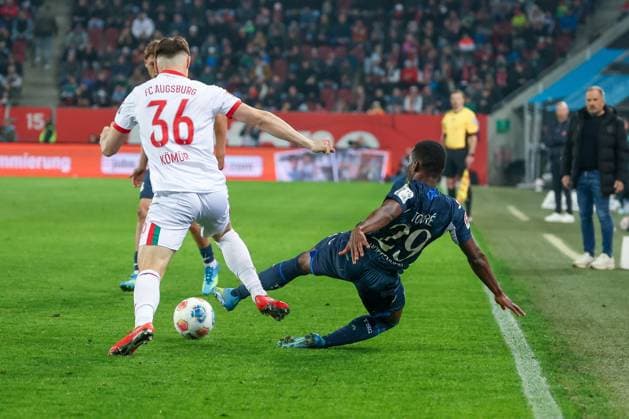 Mert Koemuer 36 (FC Augsburg) in Aktion gegen Bazoumana Toure 29 (TSG 1899 Hoffenheim), FC Augsburg vs. TSG 1899 Hoffenheim, Fussball, Maenner, Bundesliga, Saison 2025 2026, Rueckrunde, 29. Spieltag, 10.04.2026 DFB regulations prohibit any use of photographs as image sequences and or quasi-video Augsburg Bayern Deutschland *** Mert Koemuer 36 FC Augsburg in action against Bazoumana Toure 29 TSG 1899 Hoffenheim , FC Augsburg vs TSG 1899 Hoffenheim, Fußball, Maenner, Bundesliga, Saison 2025 2026, Rueckrunde, 29 Spieltag, 10 04 2026 DFB regulations prohibit any use of photographs as image sequences and or quasi video Augsburg Bayern Germany Copyright: xkolbert-press MartinxAgüerax