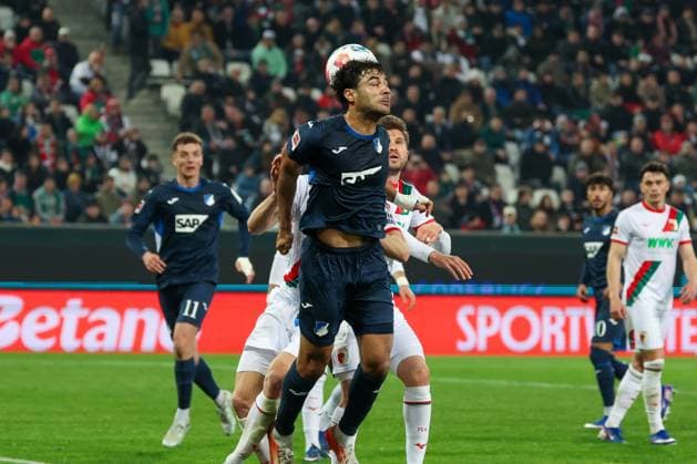 Ozan Kabak 5 (TSG 1899 Hoffenheim) in Aktion mit Elvis Rexhbecaj 8 (FC Augsburg), FC Augsburg vs. TSG 1899 Hoffenheim, Fussball, Maenner, Bundesliga, Saison 2025 2026, Rueckrunde, 29. Spieltag, 10.04.2026 DFB regulations prohibit any use of photographs as image sequences and or quasi-video Augsburg Bayern Deutschland *** Ozan Kabak 5 TSG 1899 Hoffenheim in action with Elvis Rexhbecaj 8 FC Augsburg , FC Augsburg vs TSG 1899 Hoffenheim, Fußball, Maenner, Bundesliga, Saison 2025 2026, Rueckrunde, 29 Spieltag, 10 04 2026 DFB regulations prohibit any use of photographs as image sequences and or quasi video Augsburg Bayern Germany Copyright: xkolbert-press MartinxAgüerax