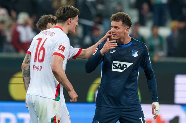 Heftiges Wortgefecht zwischen Cedric Zesiger 16 (FC Augsburg) und Fisnik Asllani 11 (TSG 1899 Hoffenheim) nach Spielende, mit Robin Fellhauer 19 (FC Augsburg), FC Augsburg vs. TSG 1899 Hoffenheim, Fussball, Maenner, Bundesliga, Saison 2025 2026, Rueckrunde, 29. Spieltag, 10.04.2026 DFB regulations prohibit any use of photographs as image sequences and or quasi-video Augsburg Bayern Deutschland *** Fierce exchange of words between Cedric Zesiger 16 FC Augsburg and Fisnik Asllani 11 TSG 1899 Hoffenheim after the end of the match, with Robin Fellhauer 19 FC Augsburg , FC Augsburg vs TSG 1899 Hoffenheim, Football, Men, Bundesliga, Season 2025 2026, Second round, Matchday 29, 10 04 2026 DFB regulations prohibit any use of photographs as image sequences and or quasi video Augsburg Bayern Germany Copyright: xkolbert-press MartinxAgüerax