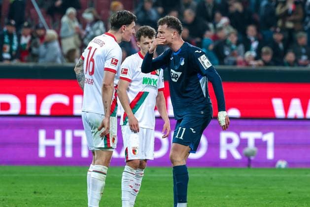 Heftiges Wortgefecht zwischen Cedric Zesiger 16 (FC Augsburg) und Fisnik Asllani 11 (TSG 1899 Hoffenheim) nach Spielende, mit Robin Fellhauer 19 (FC Augsburg), FC Augsburg vs. TSG 1899 Hoffenheim, Fussball, Maenner, Bundesliga, Saison 2025 2026, Rueckrunde, 29. Spieltag, 10.04.2026 DFB regulations prohibit any use of photographs as image sequences and or quasi-video Augsburg Bayern Deutschland *** Fierce exchange of words between Cedric Zesiger 16 FC Augsburg and Fisnik Asllani 11 TSG 1899 Hoffenheim after the end of the match, with Robin Fellhauer 19 FC Augsburg , FC Augsburg vs TSG 1899 Hoffenheim, Football, Men, Bundesliga, Season 2025 2026, Second round, Matchday 29, 10 04 2026 DFB regulations prohibit any use of photographs as image sequences and or quasi video Augsburg Bayern Germany Copyright: xkolbert-press MartinxAgüerax