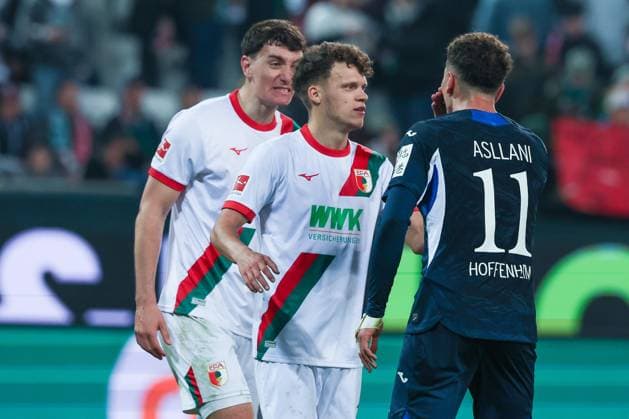 Heftiges Wortgefecht zwischen Cedric Zesiger 16 (FC Augsburg) und Fisnik Asllani 11 (TSG 1899 Hoffenheim) nach Spielende, mit Robin Fellhauer 19 (FC Augsburg), FC Augsburg vs. TSG 1899 Hoffenheim, Fussball, Maenner, Bundesliga, Saison 2025 2026, Rueckrunde, 29. Spieltag, 10.04.2026 DFB regulations prohibit any use of photographs as image sequences and or quasi-video Augsburg Bayern Deutschland *** Fierce exchange of words between Cedric Zesiger 16 FC Augsburg and Fisnik Asllani 11 TSG 1899 Hoffenheim after the end of the match, with Robin Fellhauer 19 FC Augsburg , FC Augsburg vs TSG 1899 Hoffenheim, Football, Men, Bundesliga, Season 2025 2026, Second round, Matchday 29, 10 04 2026 DFB regulations prohibit any use of photographs as image sequences and or quasi video Augsburg Bayern Germany Copyright: xkolbert-press MartinxAgüerax