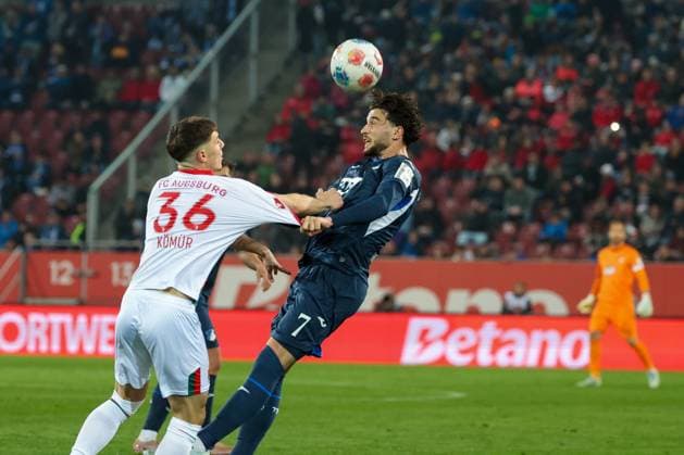 Leon Avdullahu 7 (TSG 1899 Hoffenheim), rechts, mit einem Kopfball gegen Mert Koemuer 36 (FC Augsburg), FC Augsburg vs. TSG 1899 Hoffenheim, Fussball, Maenner, Bundesliga, Saison 2025 2026, Rueckrunde, 29. Spieltag, 10.04.2026 DFB regulations prohibit any use of photographs as image sequences and or quasi-video Augsburg Bayern Deutschland *** Leon Avdullahu 7 TSG 1899 Hoffenheim , right, with a header against Mert Koemuer 36 FC Augsburg , FC Augsburg vs TSG 1899 Hoffenheim, Football, Men, Bundesliga, Saison 2025 2026, Rueckrunde, 29 Spieltag, 10 04 2026 DFB regulations prohibit any use of photographs as image sequences and or quasi video Augsburg Bayern Germany Copyright: xkolbert-press MartinxAgüerax