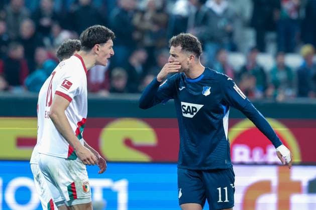 Heftiges Wortgefecht zwischen Cedric Zesiger 16 (FC Augsburg) und Fisnik Asllani 11 (TSG 1899 Hoffenheim) nach Spielende, mit Robin Fellhauer 19 (FC Augsburg), FC Augsburg vs. TSG 1899 Hoffenheim, Fussball, Maenner, Bundesliga, Saison 2025 2026, Rueckrunde, 29. Spieltag, 10.04.2026 DFB regulations prohibit any use of photographs as image sequences and or quasi-video Augsburg Bayern Deutschland *** Fierce exchange of words between Cedric Zesiger 16 FC Augsburg and Fisnik Asllani 11 TSG 1899 Hoffenheim after the end of the match, with Robin Fellhauer 19 FC Augsburg , FC Augsburg vs TSG 1899 Hoffenheim, Football, Men, Bundesliga, Season 2025 2026, Second round, Matchday 29, 10 04 2026 DFB regulations prohibit any use of photographs as image sequences and or quasi video Augsburg Bayern Germany Copyright: xkolbert-press MartinxAgüerax