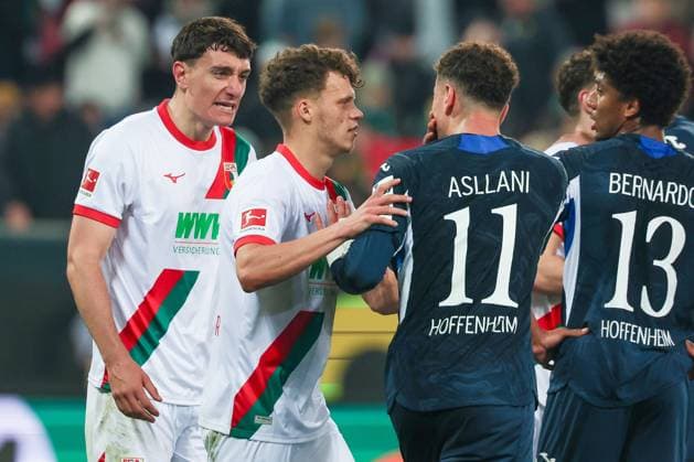 Heftiges Wortgefecht zwischen Cedric Zesiger 16 (FC Augsburg) und Fisnik Asllani 11 (TSG 1899 Hoffenheim) nach Spielende, mit Robin Fellhauer 19 (FC Augsburg), FC Augsburg vs. TSG 1899 Hoffenheim, Fussball, Maenner, Bundesliga, Saison 2025 2026, Rueckrunde, 29. Spieltag, 10.04.2026 DFB regulations prohibit any use of photographs as image sequences and or quasi-video Augsburg Bayern Deutschland *** Fierce exchange of words between Cedric Zesiger 16 FC Augsburg and Fisnik Asllani 11 TSG 1899 Hoffenheim after the end of the match, with Robin Fellhauer 19 FC Augsburg , FC Augsburg vs TSG 1899 Hoffenheim, Football, Men, Bundesliga, Season 2025 2026, Second round, Matchday 29, 10 04 2026 DFB regulations prohibit any use of photographs as image sequences and or quasi video Augsburg Bayern Germany Copyright: xkolbert-press MartinxAgüerax