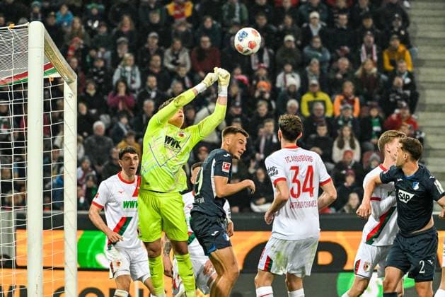 GER, 1. FBL, FC Augsburg vs TSG 1899 Hoffenheim 10.04.2026, WWK-Arena, Augsburg, GER, 1. FBL, FC Augsburg vs TSG 1899 Hoffenheim, im Bild Faustabwehr von Finn Dahmen (FC Augsburg, 1) nach einem Eckball, Tim Lemperle (Hoffenheim, 19), Arthur Chaves (FC Augsburg, 34) *** GER, 1 FBL, FC Augsburg vs TSG 1899 Hoffenheim 10 04 2026, WWK Arena, Augsburg, GER, 1 FBL, FC Augsburg vs TSG 1899 Hoffenheim, in the picture fist defense by Finn Dahmen FC Augsburg, 1 after a corner kick, Tim Lemperle Hoffenheim, 19 , Arthur Chaves FC Augsburg, 34 nordphotoxGmbHx xHafner nph00200