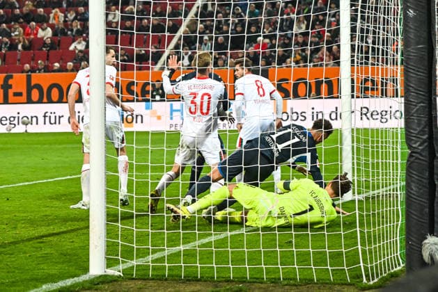 GER, 1. FBL, FC Augsburg vs TSG 1899 Hoffenheim 10.04.2026, WWK-Arena, Augsburg, GER, 1. FBL, FC Augsburg vs TSG 1899 Hoffenheim, im Bild Fisnik Asllani (Hoffenheim, 11) bugsiert Finn Dahmen (FC Augsburg, 1) vor einem Eckball ins Tor *** GER, 1 FBL, FC Augsburg vs TSG 1899 Hoffenheim 10 04 2026, WWK Arena, Augsburg, GER, 1 FBL, FC Augsburg vs TSG 1899 Hoffenheim, in the picture Fisnik Asllani Hoffenheim, 11 bends Finn Dahmen FC Augsburg, 1 into the goal before a corner kick nordphotoxGmbHx xHafner nph00200