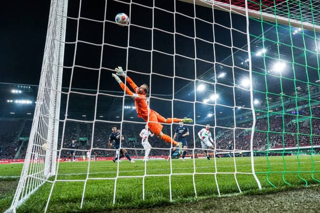 Fussball: Deutschland: 1. Bundesliga 2025 2026 - 29. Spieltag, 10.04.2026 - FC Augsburg vs. TSG Hoffenheim - WWK Arena (Augsburg, Deutschland); Oliver Baumann (TSG Hoffenheim) mit einem Hechtsprung *** Football Germany 1 Bundesliga 2025 2026 Matchday 29, 10 04 2026 FC Augsburg vs TSG Hoffenheim WWK Arena Augsburg, Germany Oliver Baumann TSG Hoffenheim with a pike jump Copyright: xLUKAxKOLANOVICx