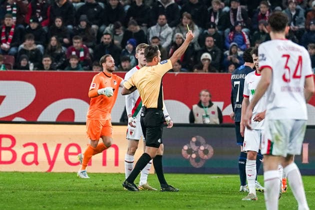 Fussball: Deutschland: 1. Bundesliga 2025 2026 - 29. Spieltag, 10.04.2026 - FC Augsburg vs. TSG Hoffenheim - WWK Arena (Augsburg, Deutschland); Schiedsrichter Daniel Schlager zeigt Marius Wolf (FC Augsburg) die gelbe Karte *** Soccer Germany 1 Bundesliga 2025 2026 Matchday 29, 10 04 2026 FC Augsburg vs TSG Hoffenheim WWK Arena Augsburg, Germany Referee Daniel Schlager shows Marius Wolf FC Augsburg the yellow card Copyright: xLUKAxKOLANOVICx