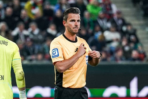 Fussball: Deutschland: 1. Bundesliga 2025 2026 - 29. Spieltag, 10.04.2026 - FC Augsburg vs. TSG Hoffenheim - WWK Arena (Augsburg, Deutschland); Schiedsrichter Daniel Schlager *** Soccer Germany 1 Bundesliga 2025 2026 Matchday 29, 10 04 2026 FC Augsburg vs TSG Hoffenheim WWK Arena Augsburg, Germany Referee Daniel Schlager Copyright: xLUKAxKOLANOVICx