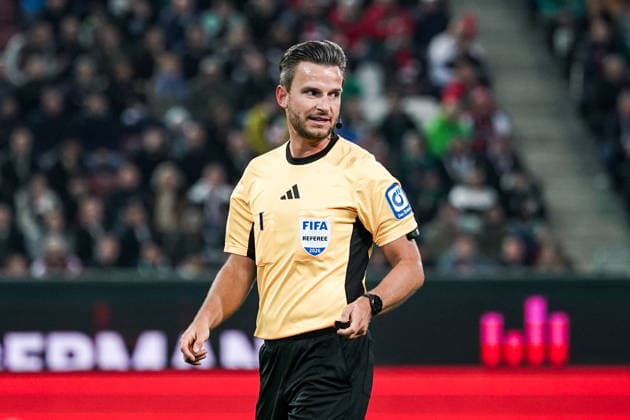 Fussball: Deutschland: 1. Bundesliga 2025 2026 - 29. Spieltag, 10.04.2026 - FC Augsburg vs. TSG Hoffenheim - WWK Arena (Augsburg, Deutschland); Schiedsrichter Daniel Schlager *** Soccer Germany 1 Bundesliga 2025 2026 Matchday 29, 10 04 2026 FC Augsburg vs TSG Hoffenheim WWK Arena Augsburg, Germany Referee Daniel Schlager Copyright: xLUKAxKOLANOVICx