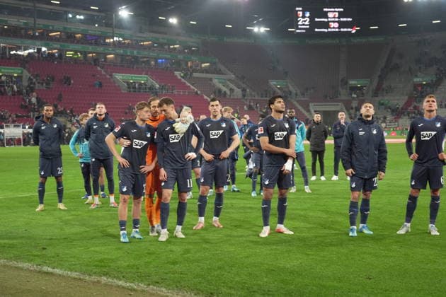 GER, 1.FBL, FC Augsburg vs TSG Hoffenheim 10.04.2026, WWK Arena, Augsburg, GER, 1.FBL, FC Augsburg vs TSG Hoffenheim , im Bild Die Hoffenheimer Mannschaft bedankt sich bei den mitgereisten Fans. DFL regulations prohibit any use of photographs as image sequences and or quasi-video. *** GER, 1 FBL, FC Augsburg vs TSG Hoffenheim 10 04 2026, WWK Arena, Augsburg, GER, 1 FBL, FC Augsburg vs TSG Hoffenheim , pictured The Hoffenheim team thanks the fans who traveled with them DFL regulations prohibit any use of photographs as image sequences and or quasi video nordphotoxGmbHx xBratic nph00250