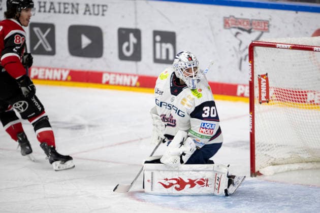 PENNY DEL 1 - Playoff Halbfinale - Kölner Haie - Eisbären Berlin; Köln, 10.04.2026 Gregor Macleod (Kölner Haie, Sturm, 89); Jake Hildebrand (Eisbären Berlin, Torwart, 30); PENNY DEL 1 - Playoff Halbfinale - Kölner Haie - Eisbären Berlin am 10.04.2026 in der Lanxess Arena in Köln (Deutschland). *** PENNY DEL 1 Playoff Semifinal Kölner Haie Eisbären Berlin Cologne, 10 04 2026 Gregor Macleod Kölner Haie, Forward, 89 Jake Hildebrand Eisbären Berlin, Goalkeeper, 30 PENNY DEL 1 Playoff Semifinal Kölner Haie Eisbären Berlin on 10 04 2026 at the Lanxess Arena in Cologne Germany Copyright: xBEAUTIFULxSPORTS AndreasxDickx