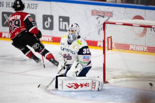 PENNY DEL 1 - Playoff Halbfinale - Kölner Haie - Eisbären Berlin; Köln, 10.04.2026 Gregor Macleod (Kölner Haie, Sturm, 89); Jake Hildebrand (Eisbären Berlin, Torwart, 30); PENNY DEL 1 - Playoff Halbfinale - Kölner Haie - Eisbären Berlin am 10.04.2026 in der Lanxess Arena in Köln (Deutschland). *** PENNY DEL 1 Playoff Semifinal Kölner Haie Eisbären Berlin Cologne, 10 04 2026 Gregor Macleod Kölner Haie, Forward, 89 Jake Hildebrand Eisbären Berlin, Goalkeeper, 30 PENNY DEL 1 Playoff Semifinal Kölner Haie Eisbären Berlin on 10 04 2026 at the Lanxess Arena in Cologne Germany Copyright: xBEAUTIFULxSPORTS AndreasxDickx