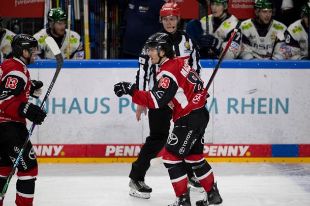 PENNY DEL 1 - Playoff Halbfinale - Kölner Haie - Eisbären Berlin; Köln, 10.04.2026 Gregor Macleod (Kölner Haie, Sturm, 89); Valtteri Kemiläinen (Kölner Haie, Verteidigung, 13); PENNY DEL 1 - Playoff Halbfinale - Kölner Haie - Eisbären Berlin am 10.04.2026 in der Lanxess Arena in Köln (Deutschland). *** PENNY DEL 1 Playoff Semifinal Kölner Haie Eisbären Berlin Cologne, 10 04 2026 Gregor Macleod Kölner Haie, offense, 89 Valtteri Kemiläinen Kölner Haie, defense, 13 PENNY DEL 1 Playoff Semifinal Kölner Haie Eisbären Berlin on 10 04 2026 at the Lanxess Arena in Cologne Germany Copyright: xBEAUTIFULxSPORTS AndreasxDickx