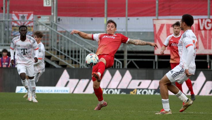 10.04.2026, xfsx, Herren, Fussball, Saison 2025 2026, Regionalliga Bayern, 28. Spieltag: FC Wuerzburger Kickers - FC Bayern Muenchen II v.li.: Bajung Darboe (FC Bayern Muenchen II), Martin Thomann (FC Wuerzburger Kickers), Vincent Ugo Manuba (FC Bayern Muenchen II) Wuerzburg AKON ARENA Bayern Deutschland *** 10 04 2026, xfsx, Men, Soccer, Season 2025 2026, Regionalliga Bayern, 28 Matchday FC Wuerzburger Kickers FC Bayern Muenchen II v li Bajung Darboe FC Bayern Muenchen II , Martin Thomann FC Wuerzburger Kickers , Vincent Ugo Manuba FC Bayern Muenchen II Wuerzburg AKON ARENA Bayern Germany