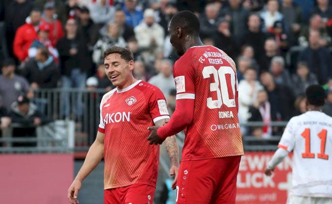 10.04.2026, xfsx, Herren, Fussball, Saison 2025 2026, Regionalliga Bayern, 28. Spieltag: FC Wuerzburger Kickers - FC Bayern Muenchen II v.li.: Martin Thomann (FC Wuerzburger Kickers), Tarsis Bonga (FC Wuerzburger Kickers) Wuerzburg AKON ARENA Bayern Deutschland *** 10 04 2026, xfsx, Men, Soccer, Season 2025 2026, Regionalliga Bayern, 28 Matchday FC Wuerzburger Kickers FC Bayern Muenchen II v li Martin Thomann FC Wuerzburger Kickers , Tarsis Bonga FC Wuerzburger Kickers Wuerzburg AKON ARENA Bayern Germany