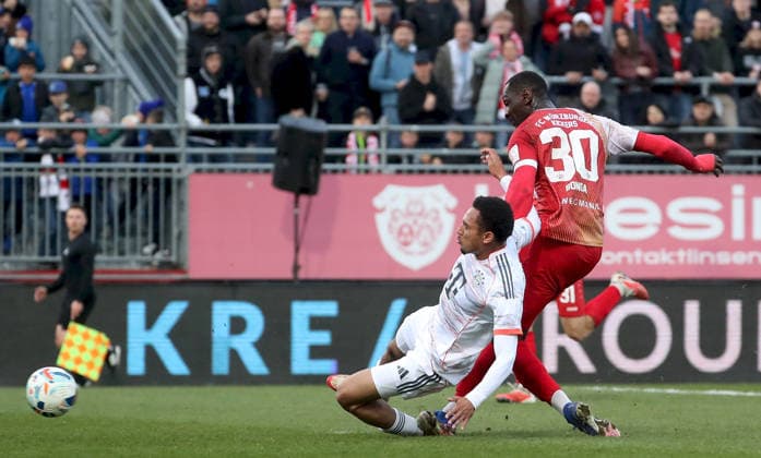 10.04.2026, xfsx, Herren, Fussball, Saison 2025 2026, Regionalliga Bayern, 28. Spieltag: FC Wuerzburger Kickers - FC Bayern Muenchen II v.li.: Vincent Ugo Manuba (FC Bayern Muenchen II), Tarsis Bonga (FC Wuerzburger Kickers) Wuerzburg AKON ARENA Bayern Deutschland *** 10 04 2026, xfsx, Men, Soccer, Season 2025 2026, Regionalliga Bayern, 28 Matchday FC Wuerzburger Kickers FC Bayern Muenchen II v li Vincent Ugo Manuba FC Bayern Muenchen II , Tarsis Bonga FC Wuerzburger Kickers Wuerzburg AKON ARENA Bayern Germany