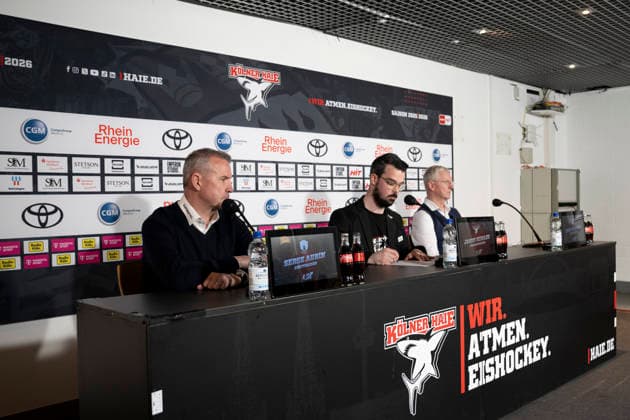 PENNY DEL 1 - Playoff Halbfinale - Kölner Haie - Eisbären Berlin; Köln, 10.04.2026 Serge Aubin (Eisbären Berlin, Head Coach); Jason Schade; Kari Jalonen (Kölner Haie, Head Coach); PENNY DEL 1 - Playoff Halbfinale - Kölner Haie - Eisbären Berlin am 10.04.2026 in der Lanxess Arena in Köln (Deutschland). *** PENNY DEL 1 Playoff Semifinal Kölner Haie Eisbären Berlin Cologne, 10 04 2026 Serge Aubin Eisbären Berlin, Head Coach Jason Schade Kari Jalonen Kölner Haie, Head Coach PENNY DEL 1 Playoff Semifinal Kölner Haie Eisbären Berlin on 10 04 2026 at the Lanxess Arena in Cologne Germany Copyright: xBEAUTIFULxSPORTS AndreasxDickx