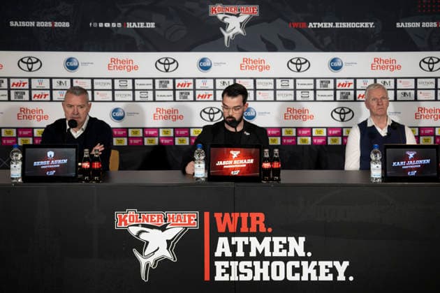 PENNY DEL 1 - Playoff Halbfinale - Kölner Haie - Eisbären Berlin; Köln, 10.04.2026 Serge Aubin (Eisbären Berlin, Head Coach); Jason Schade; Kari Jalonen (Kölner Haie, Head Coach); PENNY DEL 1 - Playoff Halbfinale - Kölner Haie - Eisbären Berlin am 10.04.2026 in der Lanxess Arena in Köln (Deutschland). *** PENNY DEL 1 Playoff Semifinal Kölner Haie Eisbären Berlin Cologne, 10 04 2026 Serge Aubin Eisbären Berlin, Head Coach Jason Schade Kari Jalonen Kölner Haie, Head Coach PENNY DEL 1 Playoff Semifinal Kölner Haie Eisbären Berlin on 10 04 2026 at the Lanxess Arena in Cologne Germany Copyright: xBEAUTIFULxSPORTS AndreasxDickx