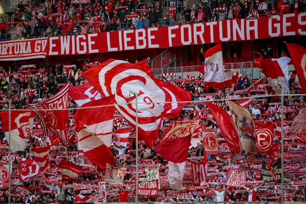 10.04.2026, GER, Fussball, Herren, 2. BL, Saison 2025 2026, Fortuna Düsseldorf - Holstein Kiel die Fans von Fortuna Düsseldorf mit Fahnen, Schals und Bannern Düsseldorf Merkur Spiel-Arena Nordrhein-Westfalen Deutschland *** 10 04 2026, GER, Soccer, Men, 2 BL, Season 2025 2026, Fortuna Düsseldorf Holstein Kiel the fans of Fortuna Düsseldorf with flags, scarves and banners Düsseldorf Merkur Spiel Arena Nordrhein Westfalen Germany Copyright: xAdrianxSchlüterx