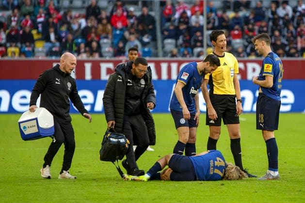 10.04.2026, GER, Fussball, Herren, 2. BL, Saison 2025 2026, Fortuna Düsseldorf - Holstein Kiel John Michael Tolkin (Kiel) liegt verletzt am Boden Düsseldorf Merkur Spiel-Arena Nordrhein-Westfalen Deutschland *** 10 04 2026, GER, Soccer, Men, 2 BL, Season 2025 2026, Fortuna Düsseldorf Holstein Kiel John Michael Tolkin Kiel injured on the ground Düsseldorf Merkur Spiel Arena North Rhine-Westphalia Germany Copyright: xAdrianxSchlüterx