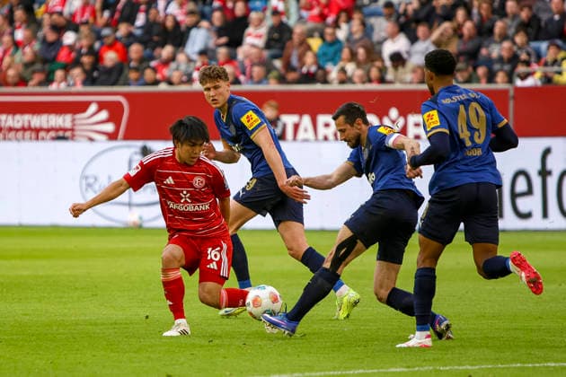 10.04.2026, GER, Fussball, Herren, 2. BL, Saison 2025 2026, Fortuna Düsseldorf - Holstein Kiel Satoshi Tanaka (Fortuna Düsseldorf) und Steven Skrybski (Kiel) im Kampf um den Ball Düsseldorf Merkur Spiel-Arena Nordrhein-Westfalen Deutschland *** 10 04 2026, GER, Soccer, Men, 2 BL, Season 2025 2026, Fortuna Düsseldorf Holstein Kiel Satoshi Tanaka Fortuna Düsseldorf and Steven Skrybski Kiel fighting for the ball Düsseldorf Merkur Spiel Arena North Rhine-Westphalia Germany Copyright: xAdrianxSchlüterx