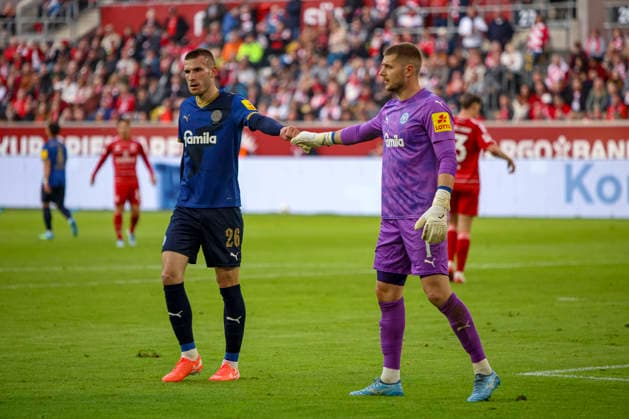 10.04.2026, GER, Fussball, Herren, 2. BL, Saison 2025 2026, Fortuna Düsseldorf - Holstein Kiel David Zec (Kiel) und Timon Weiner (Kiel) geben sich die Faust Düsseldorf Merkur Spiel-Arena Nordrhein-Westfalen Deutschland *** 10 04 2026, GER, Soccer, Men, 2 BL, Season 2025 2026, Fortuna Düsseldorf Holstein Kiel David Zec Kiel and Timon Weiner Kiel shake hands Düsseldorf Merkur Spiel Arena Nordrhein Westfalen Germany Copyright: xAdrianxSchlüterx