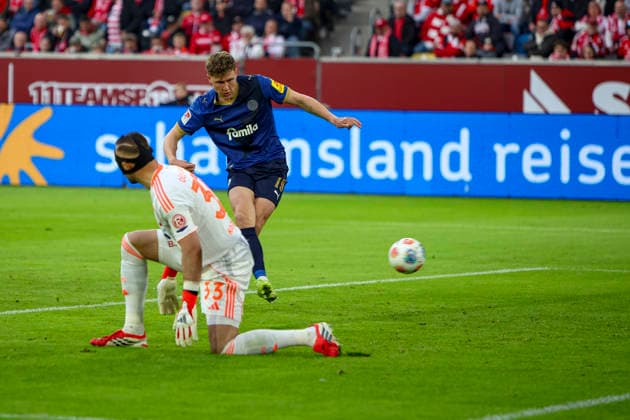 10.04.2026, GER, Fussball, Herren, 2. BL, Saison 2025 2026, Fortuna Düsseldorf - Holstein Kiel Jonas Torrissen Therkelsen (Kiel) erzielt das Tor zum 0:1 Düsseldorf Merkur Spiel-Arena Nordrhein-Westfalen Deutschland *** 10 04 2026, GER, Soccer, Men, 2 BL, Season 2025 2026, Fortuna Düsseldorf Holstein Kiel Jonas Torrissen Therkelsen Kiel scores the goal for 0 1 Düsseldorf Merkur Spiel Arena Nordrhein Westfalen Germany Copyright: xAdrianxSchlüterx