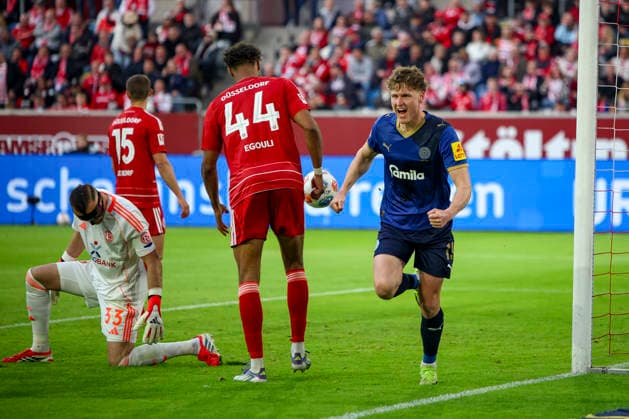 10.04.2026, GER, Fussball, Herren, 2. BL, Saison 2025 2026, Fortuna Düsseldorf - Holstein Kiel Phil Harres (Kiel) Torjubel, jubelt mit seiner Mannschaft nach dem Treffer zum 0:1 Düsseldorf Merkur Spiel-Arena Nordrhein-Westfalen Deutschland *** 10 04 2026, GER, Soccer, Men, 2 BL, Season 2025 2026, Fortuna Düsseldorf Holstein Kiel Phil Harres Kiel goal celebration, cheers with his team after scoring the 0 1 Düsseldorf Merkur Spiel Arena Nordrhein Westfalen Germany Copyright: xAdrianxSchlüterx