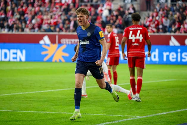 10.04.2026, GER, Fussball, Herren, 2. BL, Saison 2025 2026, Fortuna Düsseldorf - Holstein Kiel Phil Harres (Kiel) Torjubel, jubelt mit seiner Mannschaft nach dem Treffer zum 0:1 Düsseldorf Merkur Spiel-Arena Nordrhein-Westfalen Deutschland *** 10 04 2026, GER, Soccer, Men, 2 BL, Season 2025 2026, Fortuna Düsseldorf Holstein Kiel Phil Harres Kiel goal celebration, cheers with his team after scoring the 0 1 Düsseldorf Merkur Spiel Arena Nordrhein Westfalen Germany Copyright: xAdrianxSchlüterx