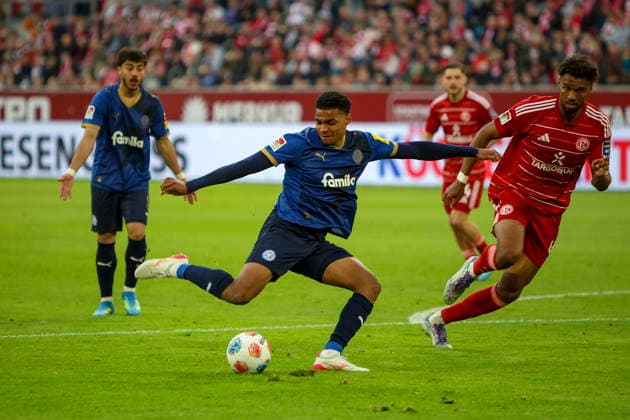 10.04.2026, GER, Fussball, Herren, 2. BL, Saison 2025 2026, Fortuna Düsseldorf - Holstein Kiel Ikem Arinzechukwu (Kiel) in Aktion am Ball, Einzelaktion Düsseldorf Merkur Spiel-Arena Nordrhein-Westfalen Deutschland *** 10 04 2026, GER, Soccer, Men, 2 BL, Season 2025 2026, Fortuna Düsseldorf Holstein Kiel Ikem Arinzechukwu Kiel in action on the ball, single action Düsseldorf Merkur Spiel Arena Nordrhein Westfalen Germany Copyright: xAdrianxSchlüterx