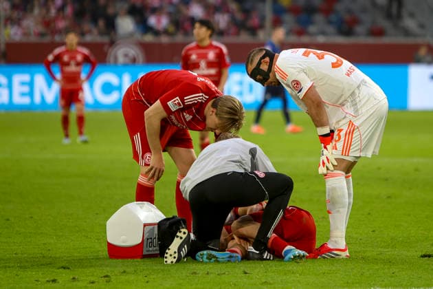 10.04.2026, GER, Fussball, Herren, 2. BL, Saison 2025 2026, Fortuna Düsseldorf - Holstein Kiel Florent Muslija (Fortuna Düsseldorf) liegt verletzt am Boden Düsseldorf Merkur Spiel-Arena Nordrhein-Westfalen Deutschland *** 10 04 2026, GER, Soccer, Men, 2 BL, Season 2025 2026, Fortuna Düsseldorf Holstein Kiel Florent Muslija Fortuna Düsseldorf injured on the ground Düsseldorf Merkur Spiel Arena North Rhine-Westphalia Germany Copyright: xAdrianxSchlüterx