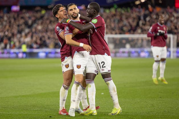 West Ham United v Wolverhampton Wanderers, Premier League, Football, The London Stadium, London, UK - 10 Apr 2026 Goal. Taty Castellanos of West Ham United (11) celebrates with teammates after scoring the second goal of the game with Mateus Fernandes of West Ham United (18) and El Hadji Malick Diouf of West Ham United (12) London The London Stadium Stratford GBR, UK NEWSPAPERS OUT Copyright: xEllixBirchx