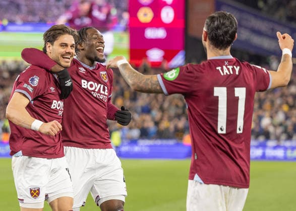 West Ham United v Wolverhampton Wanderers, Premier League, Football, The London Stadium, London, UK - 10 Apr 2026 Konstantinos Mavropanos of West Ham United (15) celebrates with teammates after he scores the fourth goal of the game London The London Stadium Stratford GBR, UK NEWSPAPERS OUT Copyright: xEllixBirchx