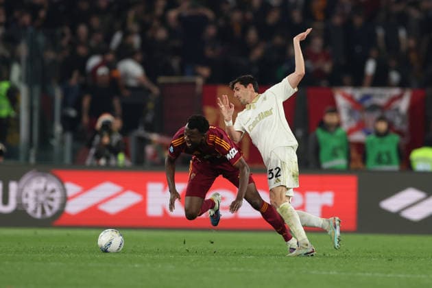 April 10, 2026, Rome, Lazio, Italy: RomaÃ¢â‚¬â ¢s Evan Ndicka Stefano Moreo of Pisa during Serie A soccer match AS Roma - Pisa SC Stadio Olimpico on April 10, 2026 in Rome , Italy. Rome Italy - ZUMAl131 20260410_zsp_l131_040 Copyright: xCiroxDexLucax