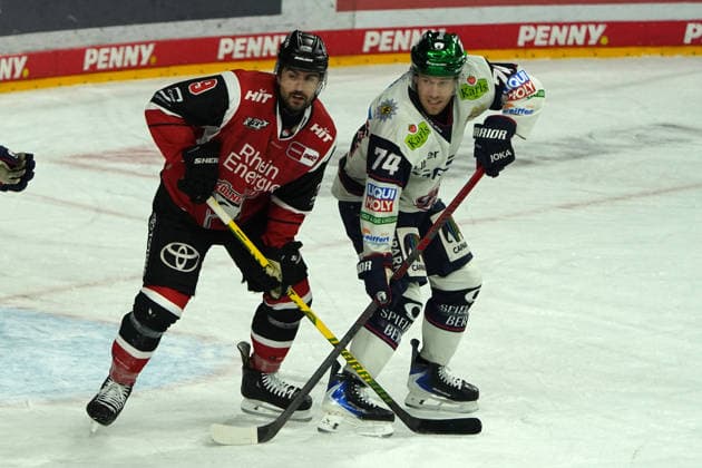 Köln, DEL, Saison 2025 2026, Playoffs semi Finale Spiel 2, Kölner Haie vs Eisbären Berlin , 10.04.2026. Lanxessarena Köln, Maximilian Kammerer, Kölner Haie, Lester Lancaster, Eisbären Berlin *** Cologne, DEL, season 2025 2026, playoffs semi final game 2, Kölner Haie vs Eisbären Berlin , 10 04 2026 Lanxessarena Cologne, Maximilian Kammerer, Kölner Haie, Lester Lancaster, Eisbären Berlin